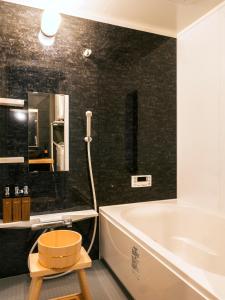 名古屋SAMURAI HOUSE Ⅱ的带浴缸、卫生间和盥洗盆的浴室
