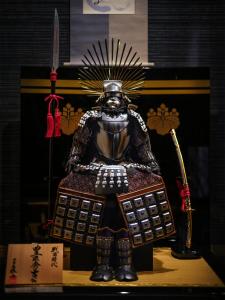 名古屋SAMURAI HOUSE Ⅱ的武士雕像在桌子上