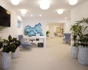 纳乌萨Angels Pillow Luxury Boutique Residence - Adults Only的办公室,有桌子和两盆植物