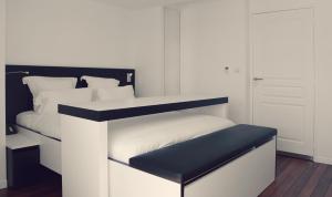 比斯卡罗斯海滩德拉普拉奇乐格兰德酒店的一间卧室配有一张带黑白床头板的床
