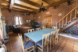 罗德里戈城Casa Rural Rio Agueda的一间配备有蓝色桌子和椅子的用餐室