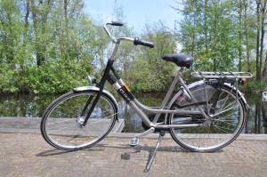 Ossenzijl莱克蒂森特鲁姆德克鲁夫特假日公园的停在河边人行道上的自行车
