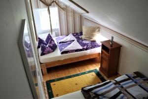 吕本Altes Gärtnerhaus的小卧室配有带枕头的床