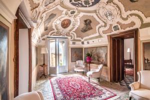 拉古萨Baroni Giampiccolo Suite的华丽的房间,天花板上装饰有绘画作品