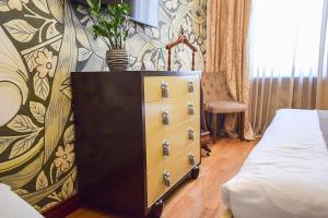 敖德萨Shato Luxe的卧室配有五斗柜,位于床边