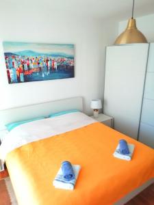 波利亚纳Apartment Pradini的一间卧室配有一张带蓝色拖鞋的床。