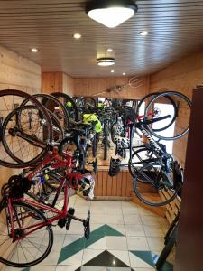 拉克吕萨Les Airelles的一间房间,里面放着一堆自行车
