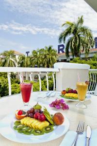 吉拉尔多特托卡勒玛酒店的一张桌子上放着一盘水果和蔬菜