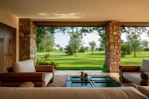 波佐伦戈Creative Design House Golf & SPA的客厅设有大窗户和浴缸