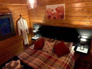 奈顿Long Wood Lodges的一间卧室配有一张木墙床