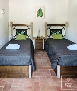 圣布拉什迪阿尔波特尔Quinta do Carmo的两张睡床彼此相邻,位于一个房间里