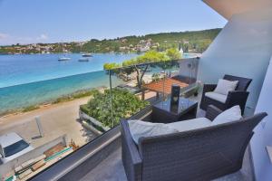 尼库加姆Hotel Paradise Punta的一个带椅子的阳台,享有海滩美景