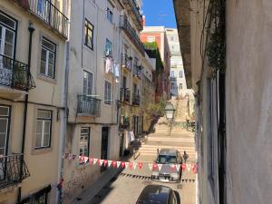 里斯本葡萄牙蓝色小屋公寓的两辆汽车停在一条挂着一串旗帜的街道上