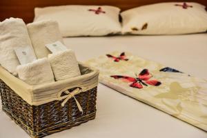 奥尔绍瓦Vila Arjana的床上一篮毛巾