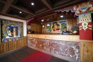 拉瓦格拉Buddha Retreat的一间设有木镶板的房间和一间酒吧
