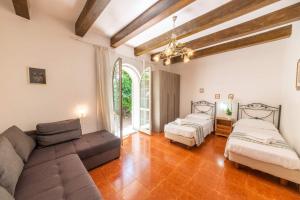 伊斯基亚Appartamenti Ischia la Sentinella的带沙发和2张床的客厅