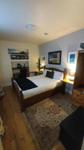 伦敦德里玫瑰园别墅酒店的一间卧室,卧室内配有一张大床