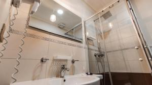 圣塞韦罗Hotel Palazzo Giancola的一间带水槽和镜子的浴室
