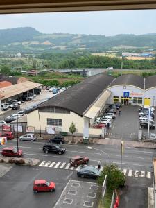 塞拉瓦莱·斯克里维亚Affittacamere Serravalle Shopping的停车场,停车场停在大楼前