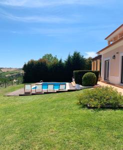 托里什韦德拉什Villa with swimming pool in Golf Resort的一个带游泳池和房子的庭院