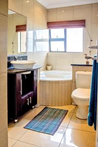 斯科特堡9 Seesonnet Scottburgh的带浴缸、盥洗盆和卫生间的浴室