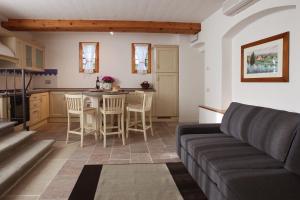 蒙泰斯佩尔托利Agriturismo Le Pianore的带沙发的客厅和厨房