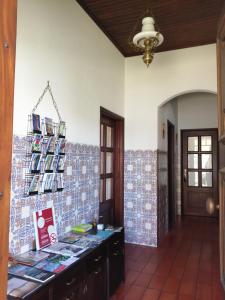 阿威罗Casa dos Pingos de Mel的墙上铺有蓝色和白色瓷砖的房间