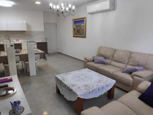 荷兹利亚Herzliya Center Apartments的客厅配有沙发和桌子
