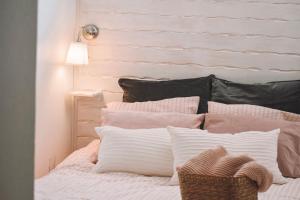 埃斯特雷莫斯Casas do Lago的一间卧室配有带粉色和白色枕头的床