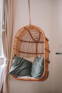 埃斯特雷莫斯Casas do Lago的房间里的一个挂有枕头的篮子