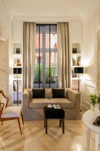 罗马Residenza B的客厅配有沙发和桌子