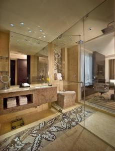 迈阿密机场EB酒店的一间浴室