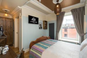 都柏林McGettigan's Townhouse - Olives & Figs Bistro的一间卧室设有一张床和一个窗口
