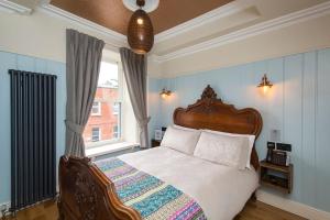 都柏林McGettigan's Townhouse - Olives & Figs Bistro的一间卧室设有一张床和一个窗口