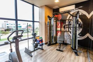 帕尔马斯ibis Palmas Avenida JK的一个带跑步机和椭圆机的健身房,位于带窗户的房间内
