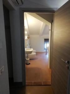 普拉托B&Big Prato的客房内设有带水槽和卫生间的浴室