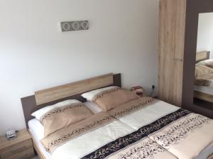 拉恩河畔林堡Ferienwohnung Lahntal Limburg的一张床上有两个枕头的房间