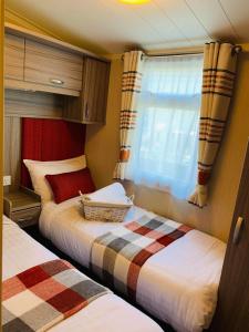 爱丁堡Moselle at Seton Sands Edinburgh的小型客房 - 带2张床和窗户