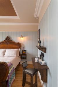 都柏林McGettigan's Townhouse - Olives & Figs Bistro的一间卧室配有一张床和一张桌子及椅子