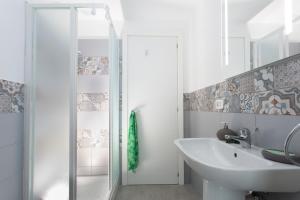 锡拉库扎Tyche的白色的浴室设有水槽和淋浴。