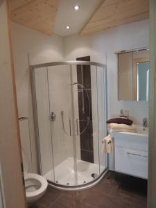 贝旺豪斯兰姆酒店的带淋浴、卫生间和盥洗盆的浴室