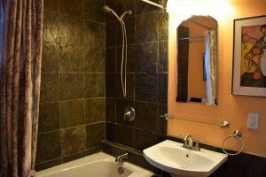 Private Rooms, Shared Bath in a Private Home Minutes From Logan Airport的一间浴室