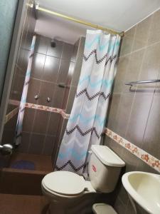 塔巴贝拉Hostal Mariscal Sucre的浴室配有卫生间、淋浴和盥洗盆。