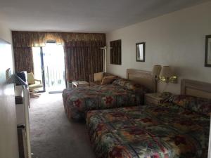默特尔比奇David's Landing的酒店客房设有两张床和一个阳台。