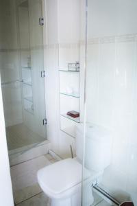 逊邱伦De Zoete Rust Guesthouse的白色的浴室设有卫生间和淋浴。