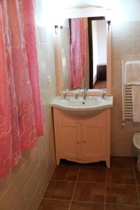 卡帕尔比奥圣莫罗农家乐的一间带水槽和镜子的浴室