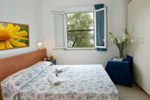 Monte del Lago塞克斯特拉乡村营地的一间卧室设有一张床和一个窗口