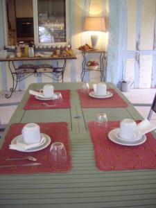 Cléres玛艾特农庄酒店的桌子上放有盘子和杯子