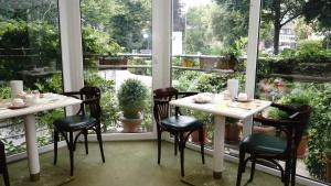 汉堡大博斯特尔区加尼入口酒店的窗户客房内的桌椅