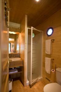 Thauron修道院旅馆的带淋浴、盥洗盆和卫生间的浴室